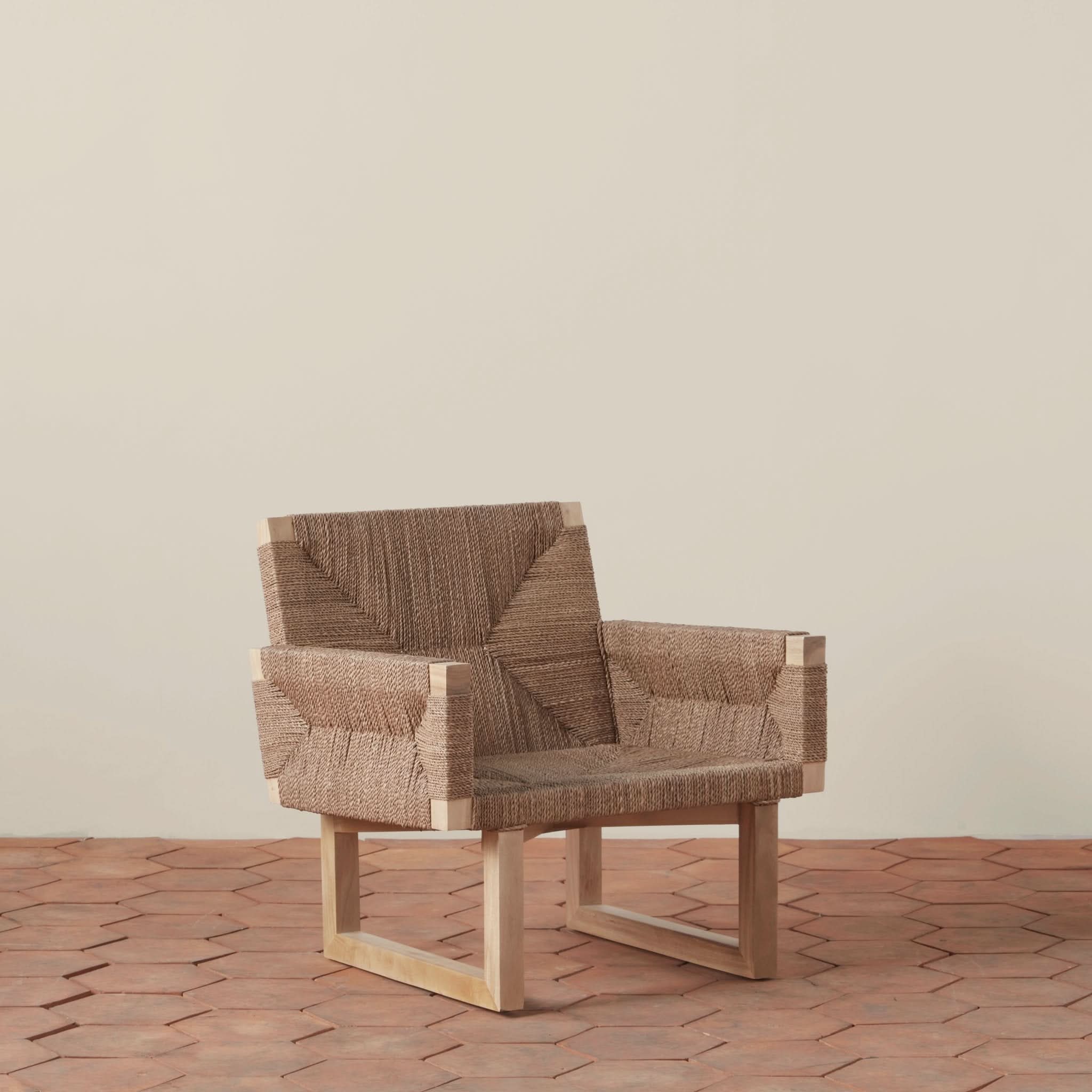Chaise longue – la corde en jonc de mer est savamment tressée autour d'un cadre en bois de hêtre selon un motif intemporel en vannerie, créant un aspect très texturé