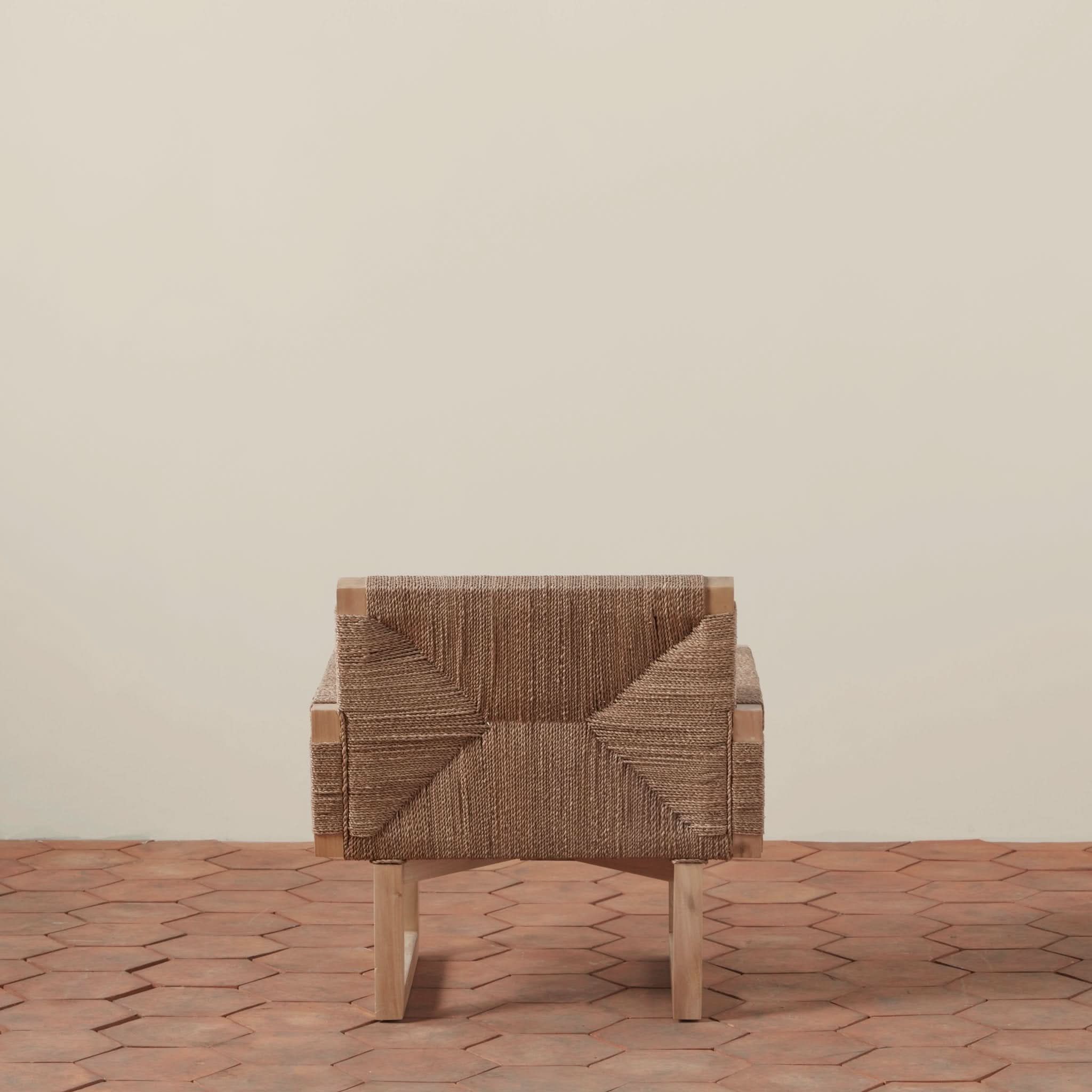 Chaise longue – la corde en jonc de mer est savamment tressée autour d'un cadre en bois de hêtre selon un motif intemporel en vannerie, créant un aspect très texturé