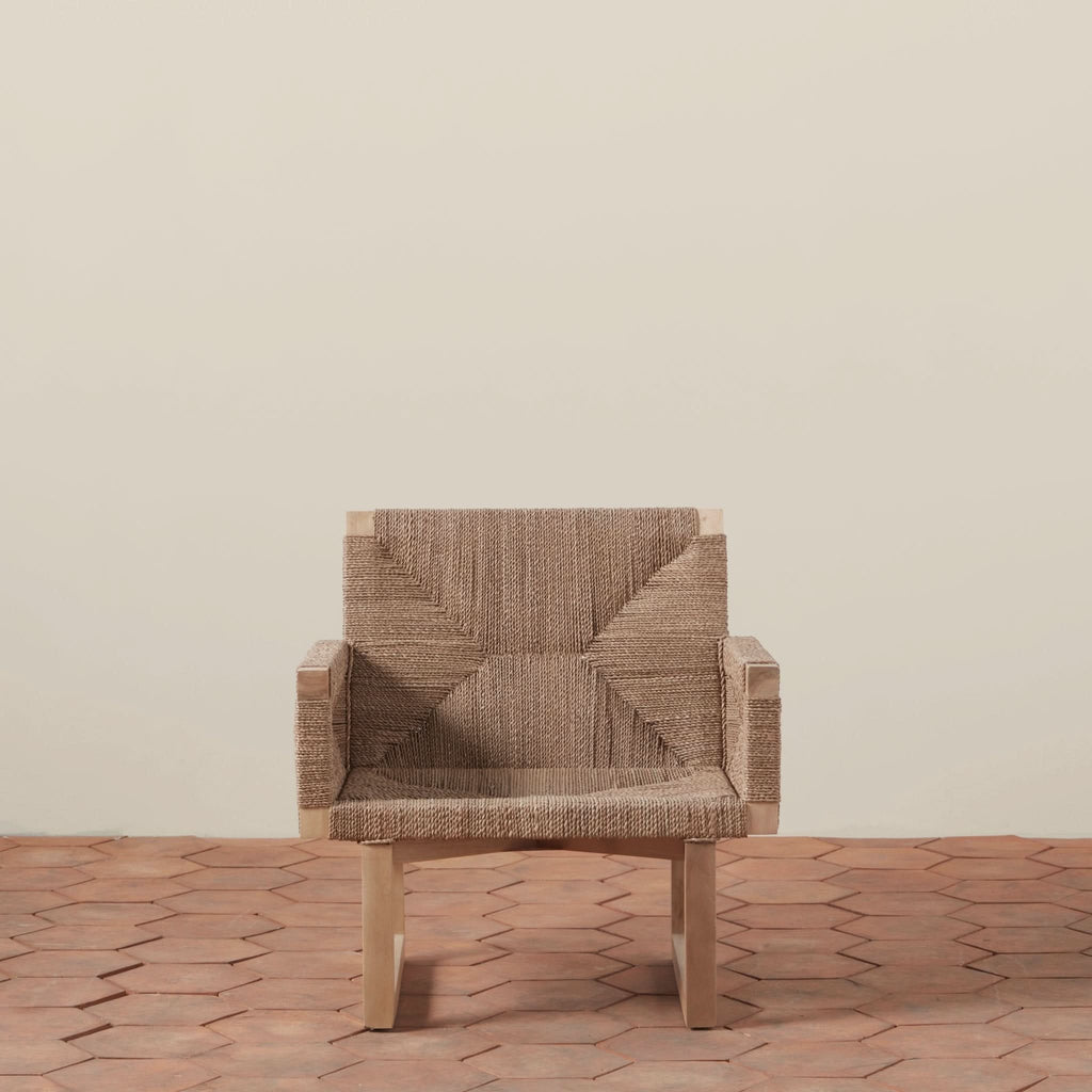 Chaise longue – la corde en jonc de mer est savamment tressée autour d'un cadre en bois de hêtre selon un motif intemporel en vannerie, créant un aspect très texturé