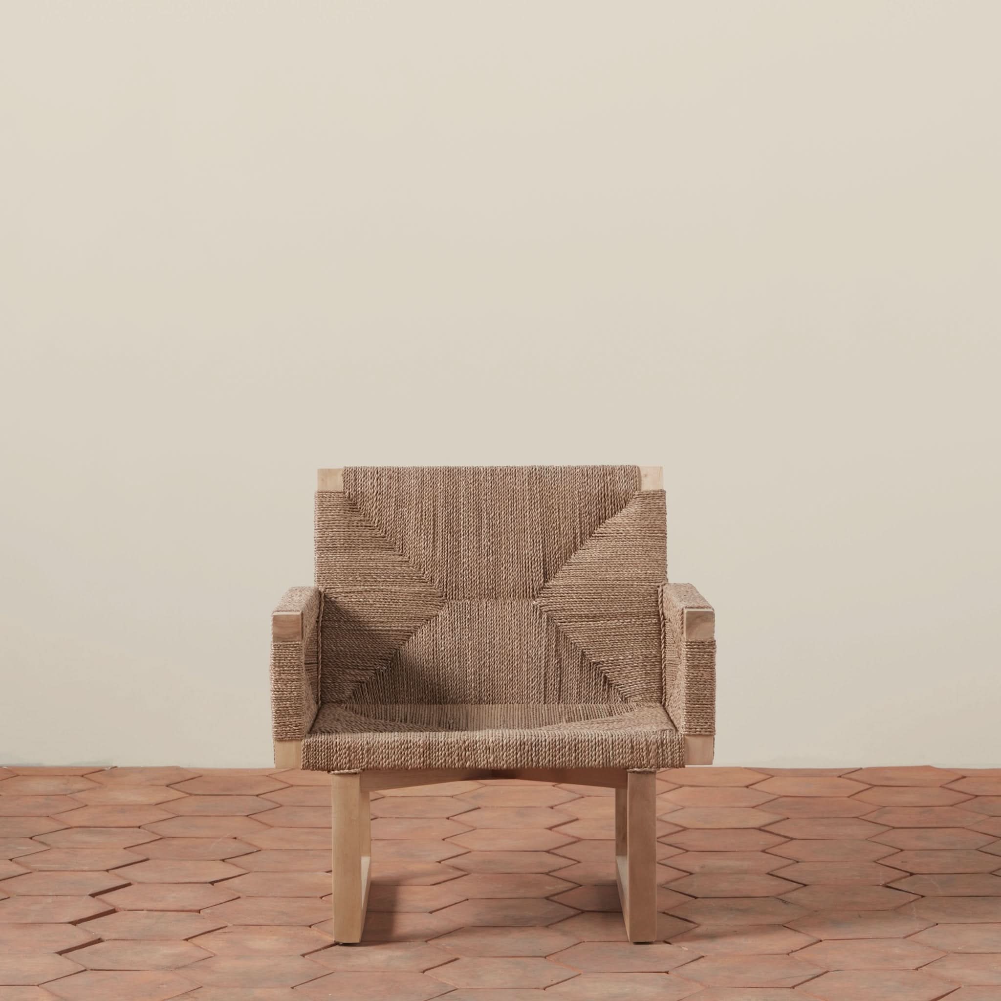 Chaise longue – la corde en jonc de mer est savamment tressée autour d'un cadre en bois de hêtre selon un motif intemporel en vannerie, créant un aspect très texturé