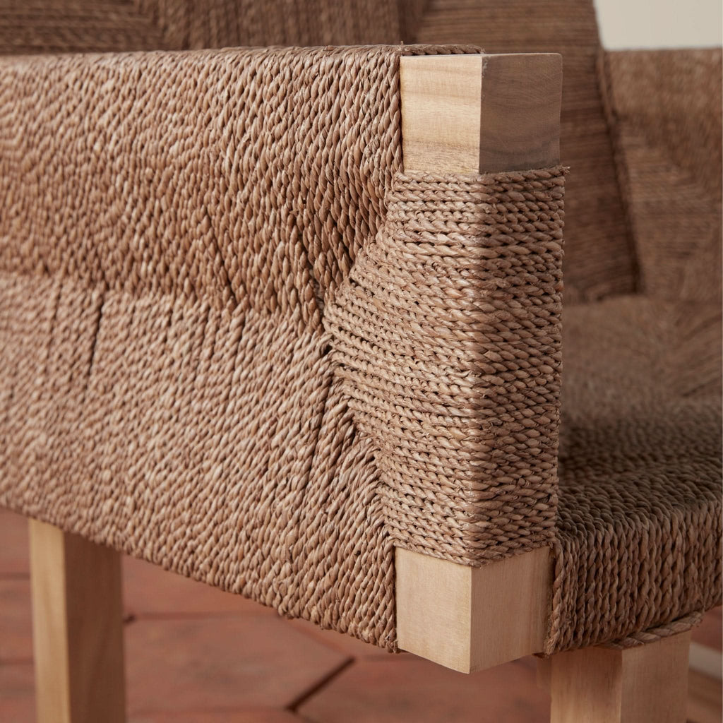 Chaise longue – la corde en jonc de mer est savamment tressée autour d'un cadre en bois de hêtre selon un motif intemporel en vannerie, créant un aspect très texturé