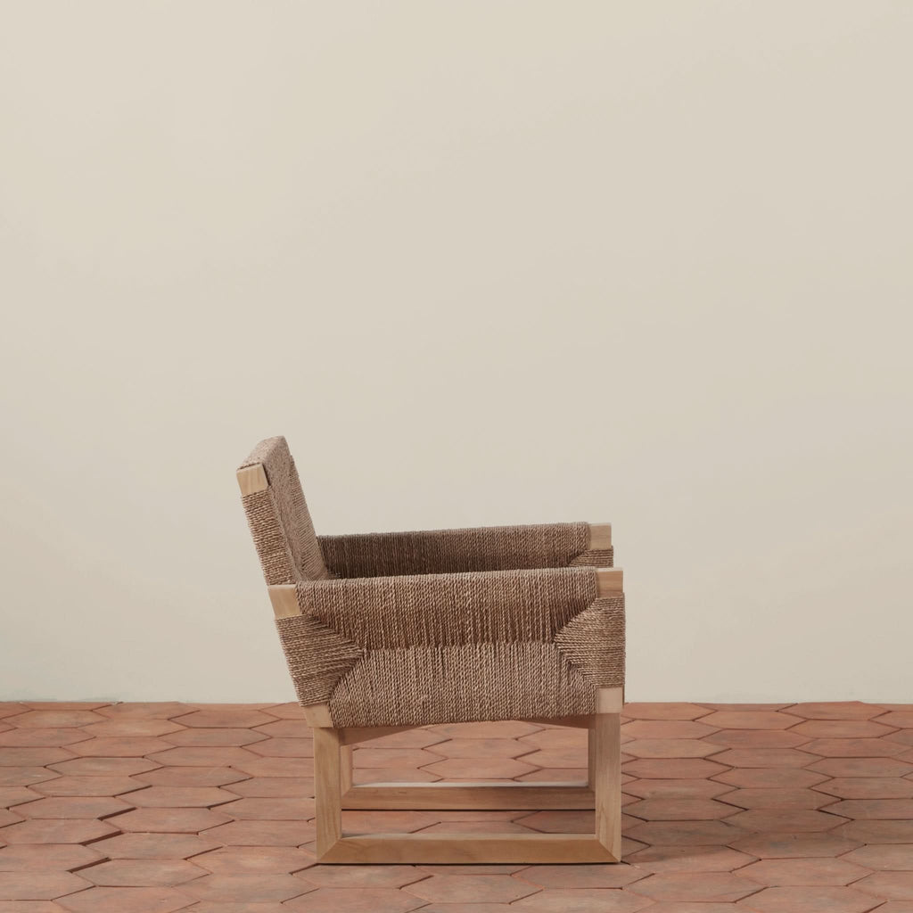 Chaise longue – la corde en jonc de mer est savamment tressée autour d'un cadre en bois de hêtre selon un motif intemporel en vannerie, créant un aspect très texturé