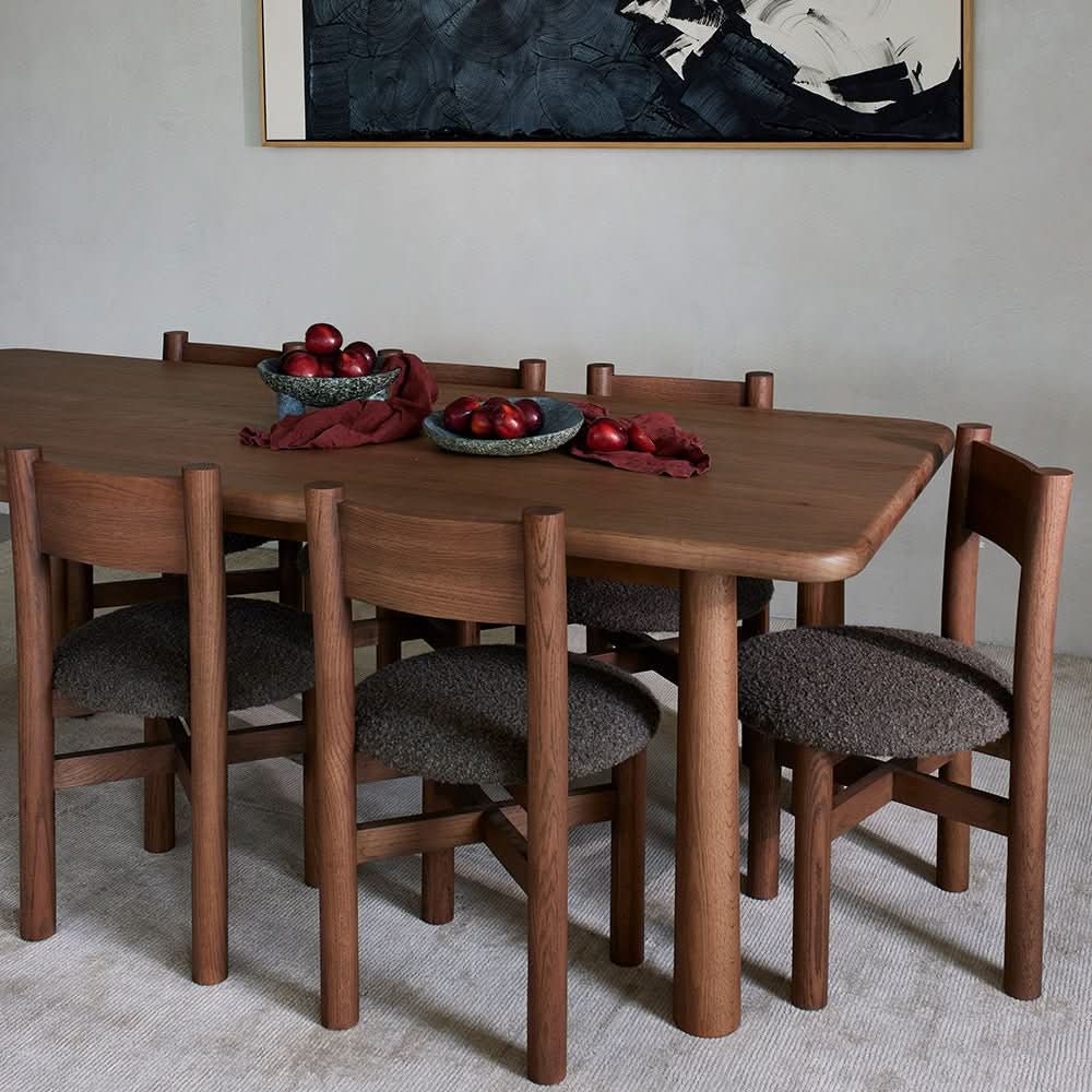 Table à manger - Mocha - Cette pièce présente une finition à l'huile utilisée pour mettre en valeur le magnifique grain du bois, recouverte d'un revêtement protecteur pour une durabilité...