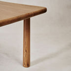 Table à manger - Mocha - Cette pièce présente une finition à l'huile utilisée pour mettre en valeur le magnifique grain du bois, recouverte d'un revêtement protecteur pour une durabilité...