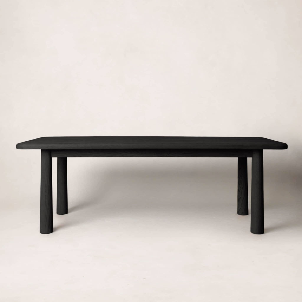 Table à manger rectangulaire - Noire - Fabriquée en chêne blanc massif, la table à manger est conçue pour apporter une touche ludique à votre espace avec ses pieds coniques...