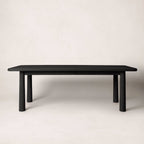 Table à manger rectangulaire - Noire - Fabriquée en chêne blanc massif, la table à manger est conçue pour apporter une touche ludique à votre espace avec ses pieds coniques...