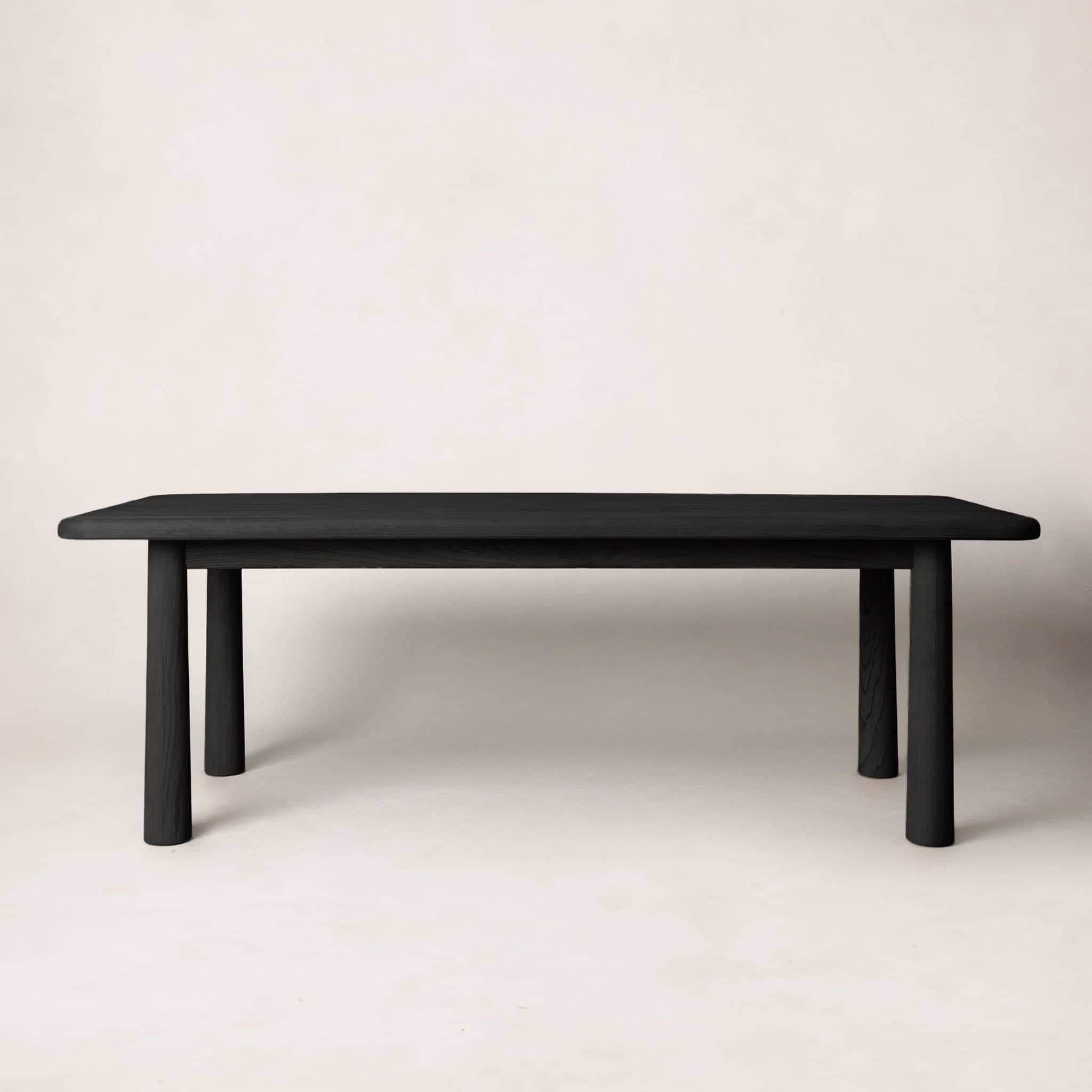 Table à manger rectangulaire - Noire - Fabriquée en chêne blanc massif, la table à manger est conçue pour apporter une touche ludique à votre espace avec ses pieds coniques...