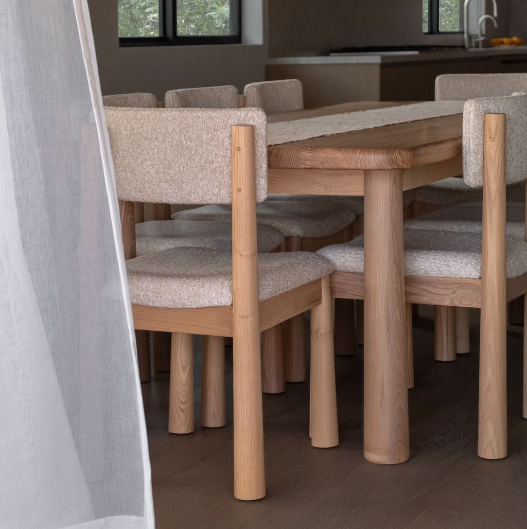 Table à manger rectangulaire - Naturel - veuillez noter que nos pièces en bois, fabriquées à la main par des ébénistes qualifiés utilisant des matières premières locales, varient par nature.