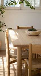 Table à manger rectangulaire - Naturel - veuillez noter que nos pièces en bois, fabriquées à la main par des ébénistes qualifiés utilisant des matières premières locales, varient par nature.
