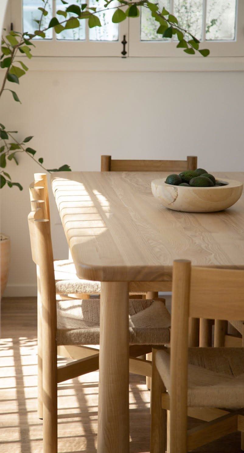 Table à manger rectangulaire - Naturel - veuillez noter que nos pièces en bois, fabriquées à la main par des ébénistes qualifiés utilisant des matières premières locales, varient par nature.