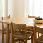 Table à manger rectangulaire - Naturel - veuillez noter que nos pièces en bois, fabriquées à la main par des ébénistes qualifiés utilisant des matières premières locales, varient par nature.