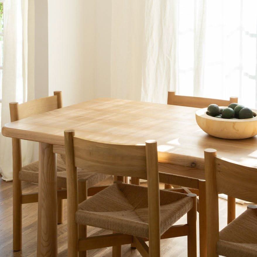 Table à manger rectangulaire - Naturel - veuillez noter que nos pièces en bois, fabriquées à la main par des ébénistes qualifiés utilisant des matières premières locales, varient par nature.