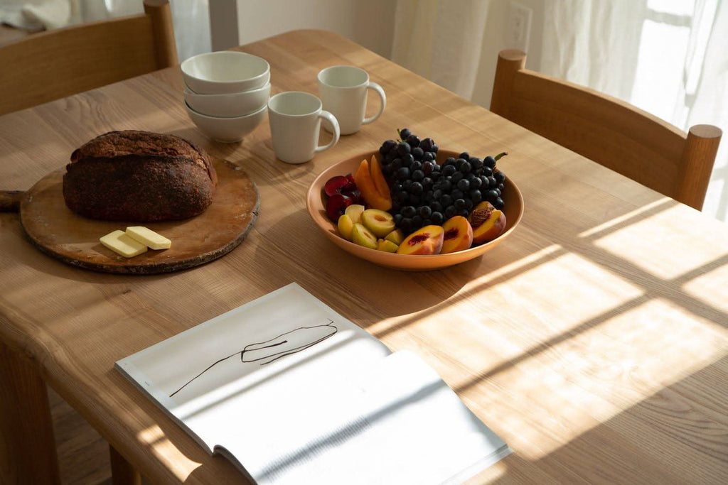 Table à manger rectangulaire - Naturel - veuillez noter que nos pièces en bois, fabriquées à la main par des ébénistes qualifiés utilisant des matières premières locales, varient par nature.