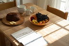 Table à manger rectangulaire - Naturel - veuillez noter que nos pièces en bois, fabriquées à la main par des ébénistes qualifiés utilisant des matières premières locales, varient par nature.