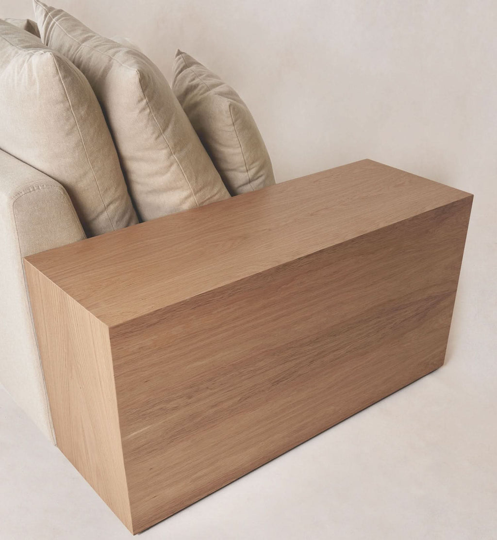 Canapé - Les côtés en bois, représentant les chaînes de montagnes qui flanquent la vallée, s'offrent comme tables d'appoint pour ceux qui cherchent...