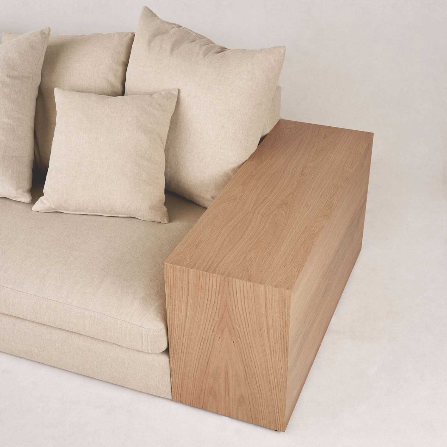 Canapé - Les côtés en bois, représentant les chaînes de montagnes qui flanquent la vallée, s'offrent comme tables d'appoint pour ceux qui cherchent...