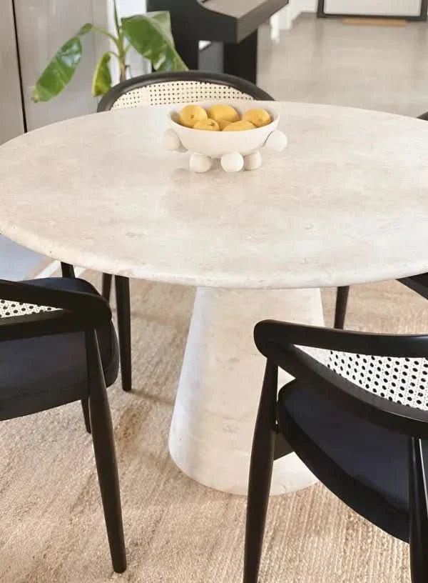 table de salle à manger  - Le plateau rond de 160 cm de diamètre repose sans effort sur ce pied unique, tandis que les bords doucement arrondis...