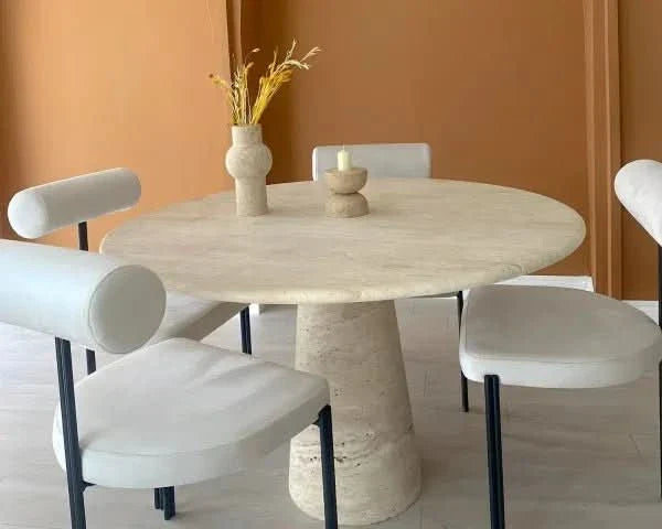 table de salle à manger  - Le plateau rond de 160 cm de diamètre repose sans effort sur ce pied unique, tandis que les bords doucement arrondis...