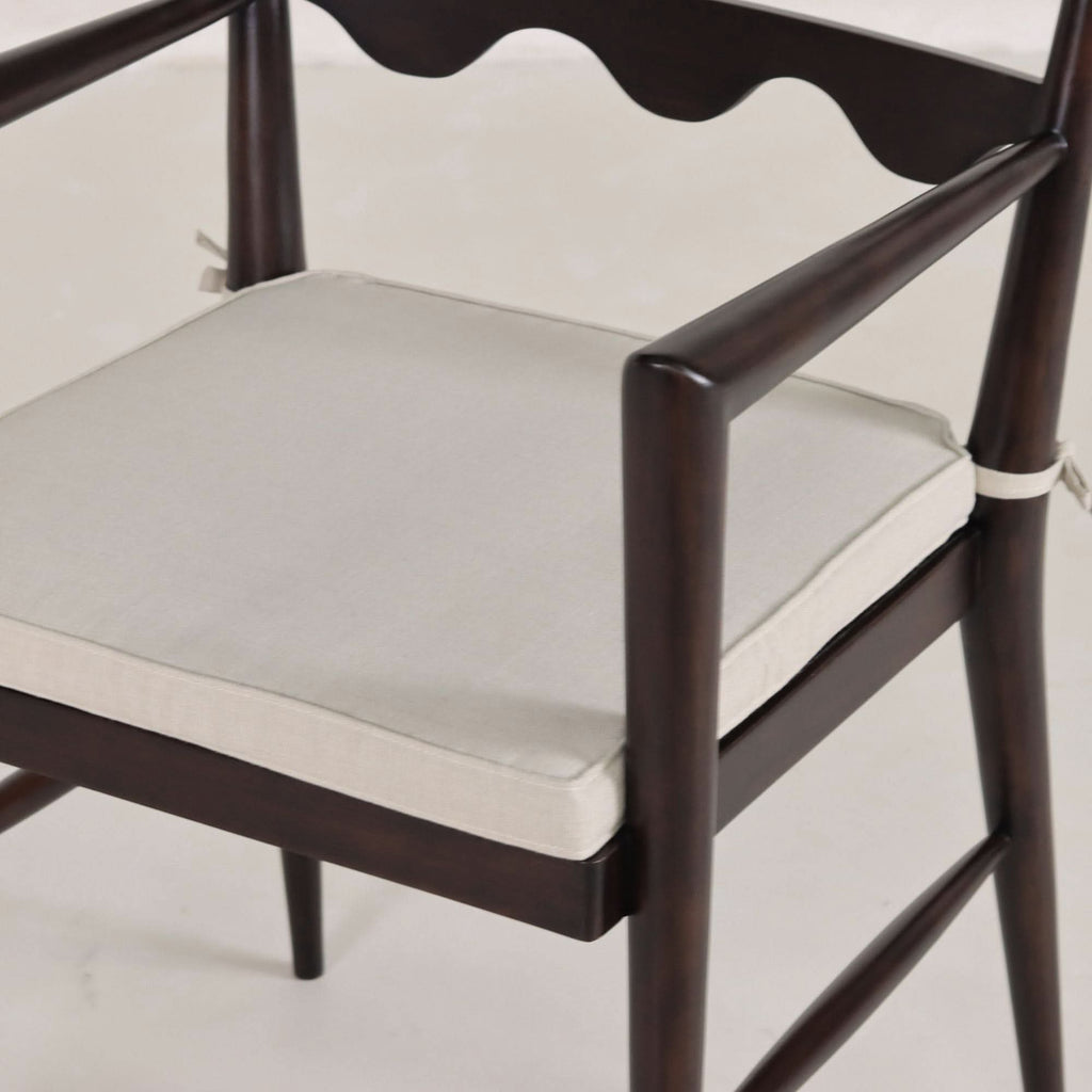 Fauteuil - Le dossier emblématique à barreaux avec doubles lattes horizontales crée un impact visuel immédiat, tandis que les pieds fuselés et épurés ainsi qu'une finition raffinée...