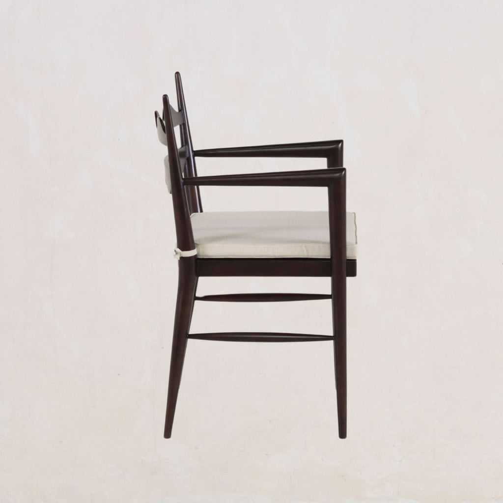 Fauteuil - Le dossier emblématique à barreaux avec doubles lattes horizontales crée un impact visuel immédiat, tandis que les pieds fuselés et épurés ainsi qu'une finition raffinée...