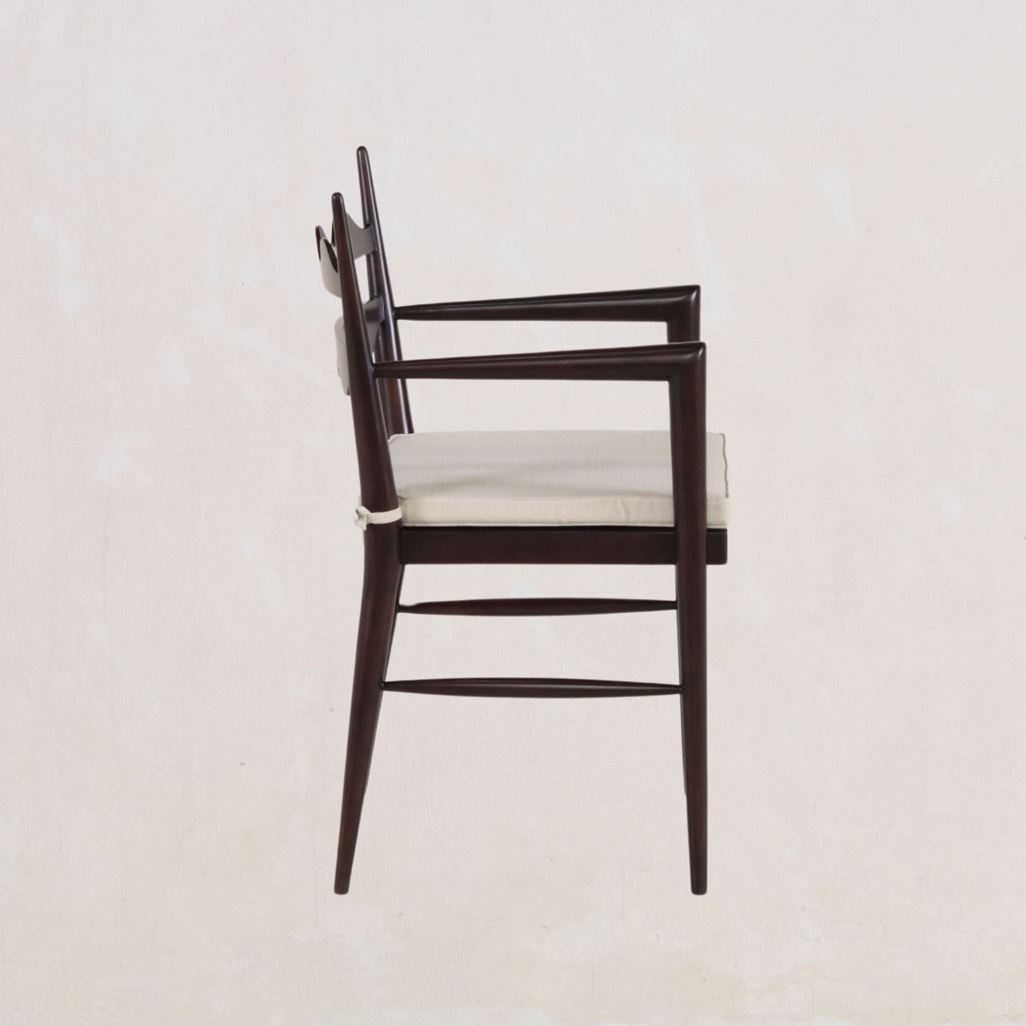 Fauteuil - Le dossier emblématique à barreaux avec doubles lattes horizontales crée un impact visuel immédiat, tandis que les pieds fuselés et épurés ainsi qu'une finition raffinée...