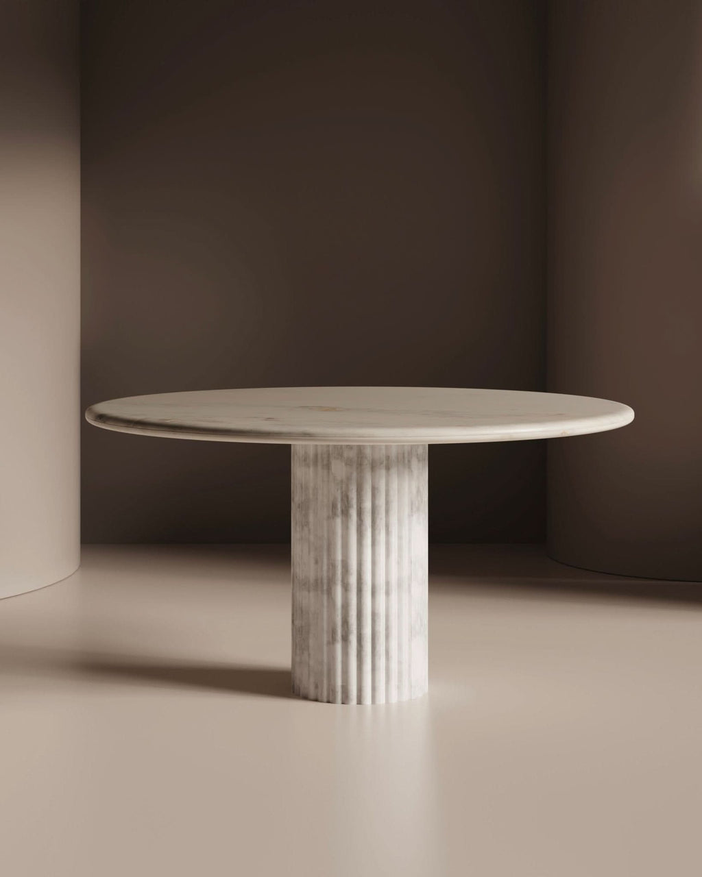 Table de salle à manger - Le plateau blanc esthétique, perché au-dessus d'une base ondulée et festonnée, apporte à la fois douceur et linéarité, laissant une...
