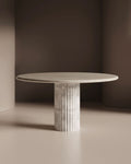 Table de salle à manger - Le plateau blanc esthétique, perché au-dessus d'une base ondulée et festonnée, apporte à la fois douceur et linéarité, laissant une...