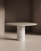 Table de salle à manger - Le plateau blanc esthétique, perché au-dessus d'une base ondulée et festonnée, apporte à la fois douceur et linéarité, laissant une...