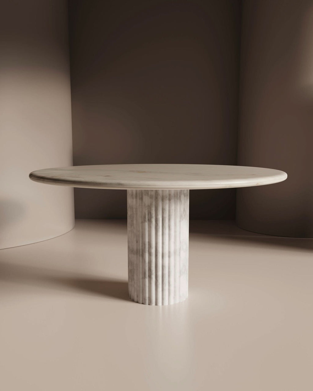 Table de salle à manger - Le plateau blanc esthétique, perché au-dessus d'une base ondulée et festonnée, apporte à la fois douceur et linéarité, laissant une...