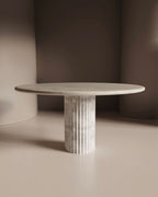 Table de salle à manger - Le plateau blanc esthétique, perché au-dessus d'une base ondulée et festonnée, apporte à la fois douceur et linéarité, laissant une...