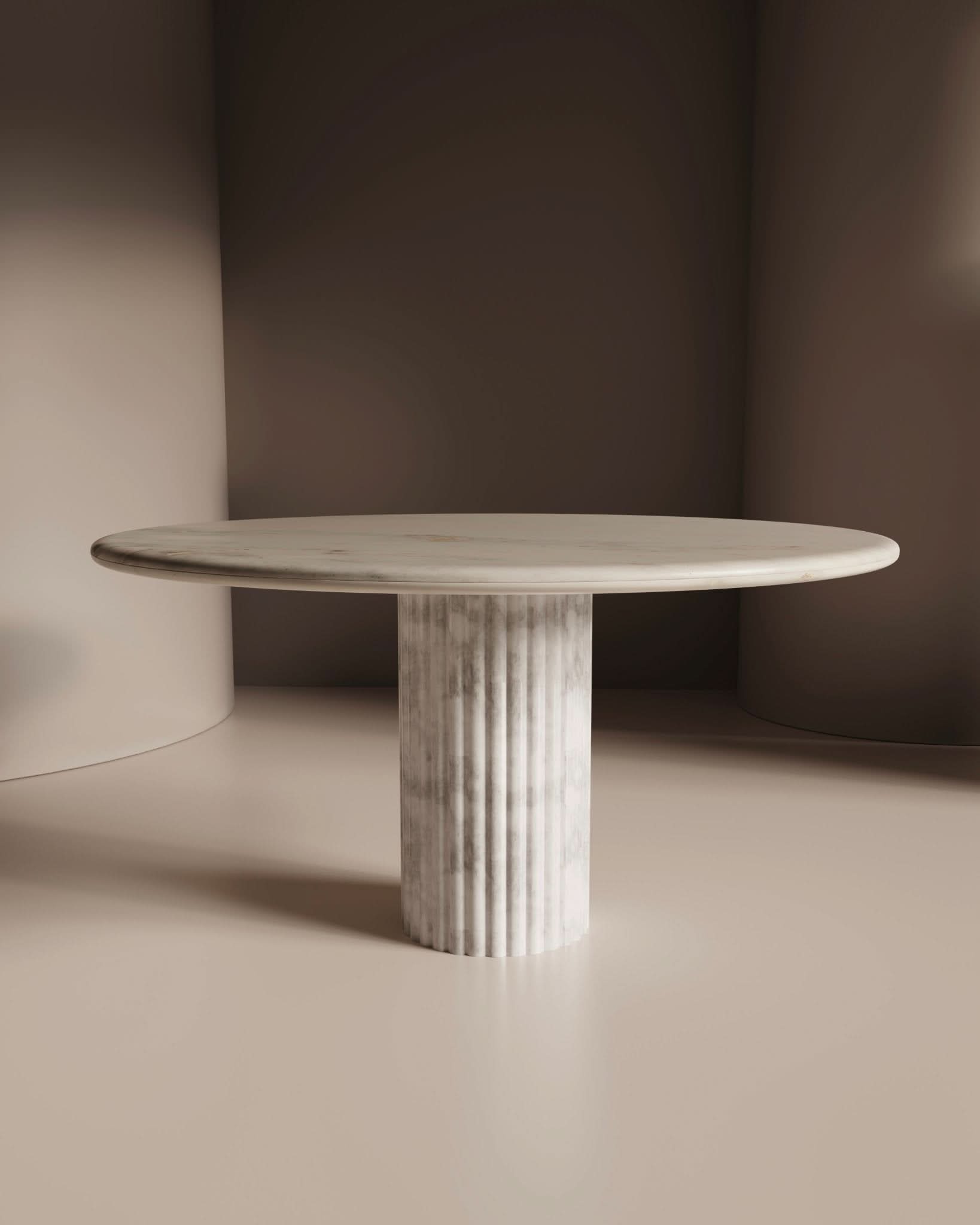 Table de salle à manger - Le plateau blanc esthétique, perché au-dessus d'une base ondulée et festonnée, apporte à la fois douceur et linéarité, laissant une...
