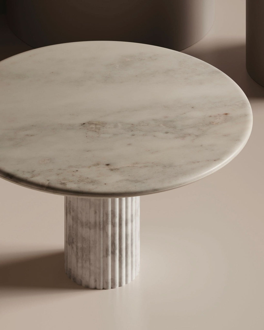 Table de salle à manger - Le plateau blanc esthétique, perché au-dessus d'une base ondulée et festonnée, apporte à la fois douceur et linéarité, laissant une...
