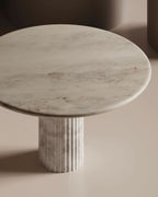 Table de salle à manger - Le plateau blanc esthétique, perché au-dessus d'une base ondulée et festonnée, apporte à la fois douceur et linéarité, laissant une...